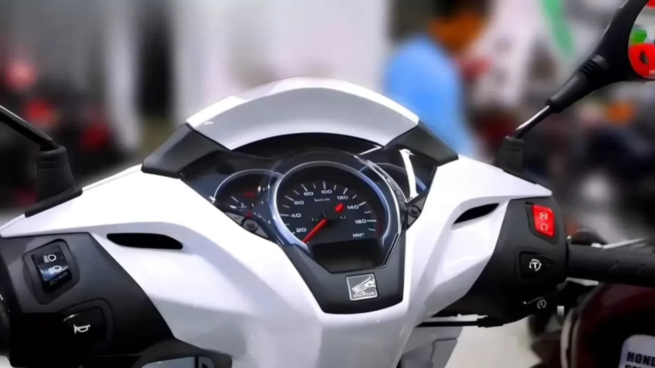 Introducing the Honda Activa 8G: A Stylish Urban Scooter with a 110cc Engine and 80KMPL Mileage for Only ₹65,000!